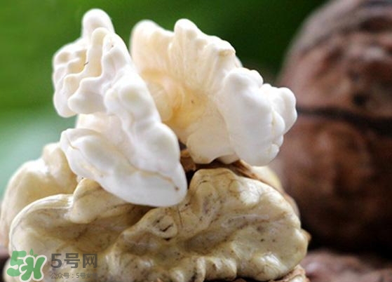新鮮核桃外殼發(fā)霉能吃嗎？新鮮核桃長毛還能吃嗎？