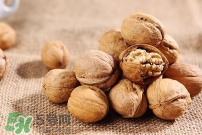 青皮核桃和干核桃哪個(gè)營(yíng)養(yǎng)高？有什么區(qū)別？