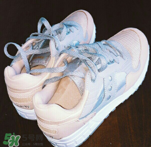 saucony鞋子怎么樣？索康尼鞋碼偏大偏?。?></p><h3>索康尼鞋碼偏大偏小</h3><p>Saucony的鞋子碼數(shù)都很正，大家按照平時運(yùn)動鞋的尺碼購買就行了。</p><p style=