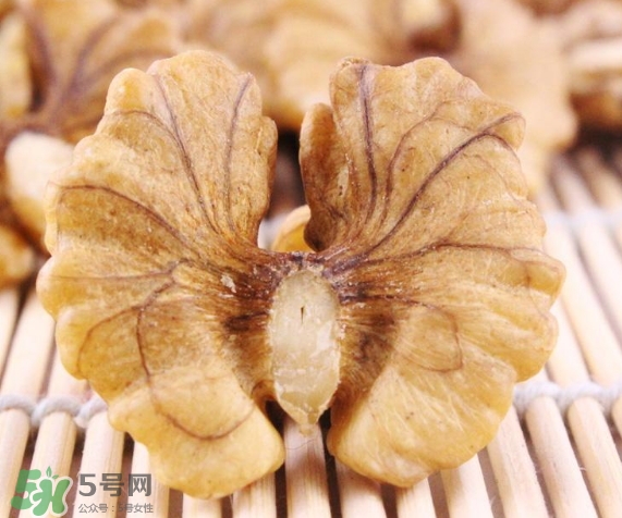 青皮核桃和干核桃哪個(gè)營(yíng)養(yǎng)高？有什么區(qū)別？