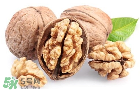 青皮核桃和干核桃哪個(gè)營(yíng)養(yǎng)高？有什么區(qū)別？