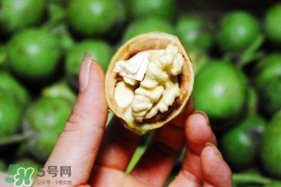 新鮮核桃要?jiǎng)兤?？剝皮時(shí)手變黑怎么清洗？