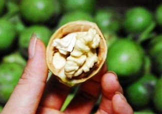 新鮮核桃要剝皮嗎？剝皮時手變黑怎么清洗？