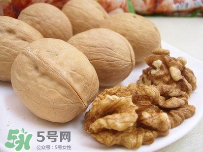 吃核桃對頭發(fā)有什么好處？為什么吃核桃對頭發(fā)生長有好處？