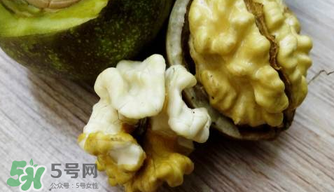 新鮮核桃要?jiǎng)兤?？剝皮時(shí)手變黑怎么清洗？
