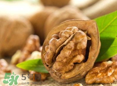 吃核桃對頭發(fā)有什么好處？為什么吃核桃對頭發(fā)生長有好處？