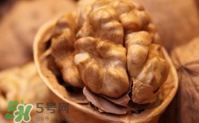 吃核桃對頭發(fā)有什么好處？為什么吃核桃對頭發(fā)生長有好處？