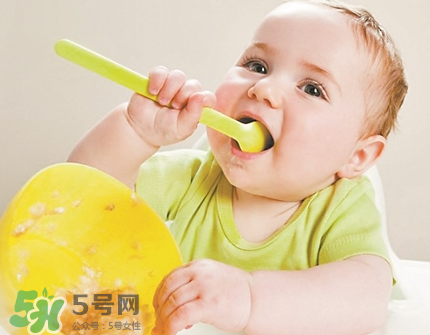 母乳寶寶幾個月添加輔食？母乳寶寶添加輔食的時間介紹