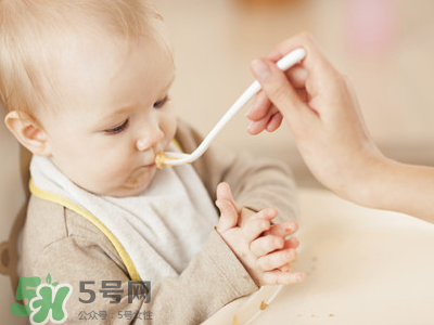 母乳寶寶幾個月添加輔食？母乳寶寶添加輔食的時間介紹