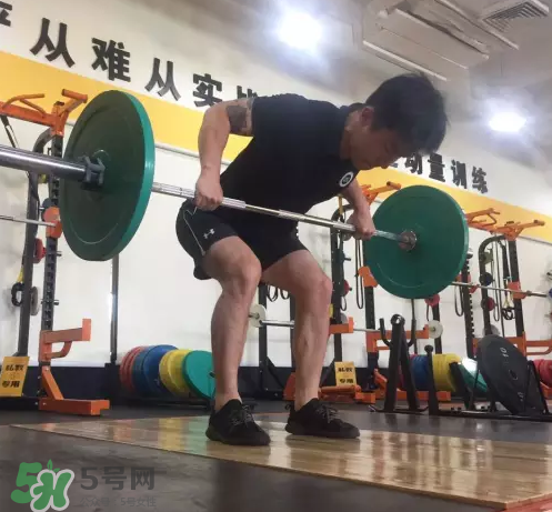 杠鈴劃船練哪里？杠鈴劃船重量怎么選？