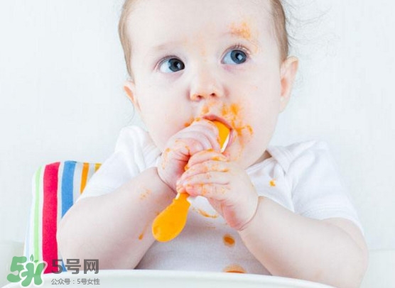 寶寶幾個(gè)月開(kāi)始補(bǔ)鈣最合適？嬰幼兒幾個(gè)月的時(shí)候吃魚肝油