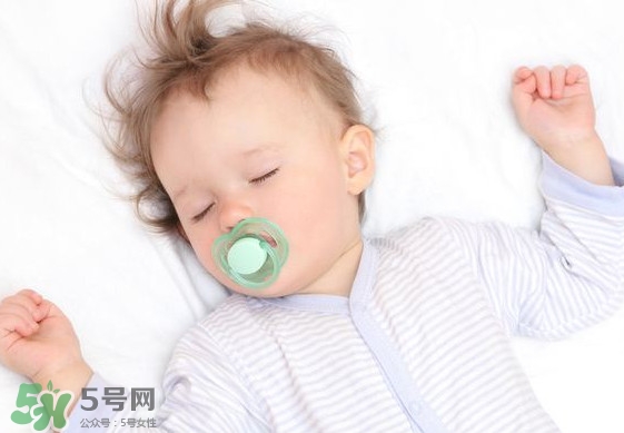 寶寶幾個(gè)月開(kāi)始補(bǔ)鈣最合適？嬰幼兒幾個(gè)月的時(shí)候吃魚肝油