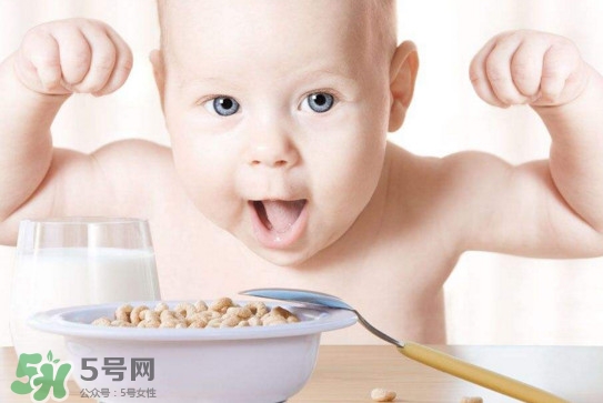 寶寶幾個(gè)月開(kāi)始補(bǔ)鈣最合適？嬰幼兒幾個(gè)月的時(shí)候吃魚肝油