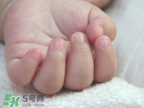 寶寶手指甲有白痕怎么回事？幼兒手指甲發(fā)白是缺鈣嗎