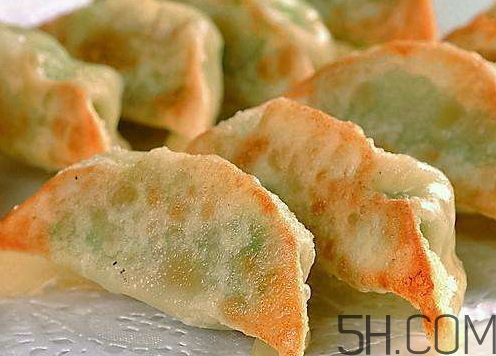 煎餃可以先蒸后煎嗎？煎餃?zhǔn)巧暹€是熟煎？
