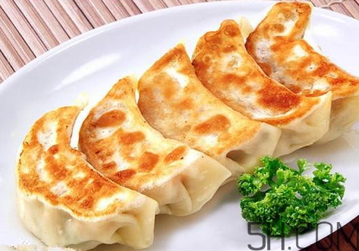 煎餃可以先蒸后煎嗎？煎餃?zhǔn)巧暹€是熟煎？