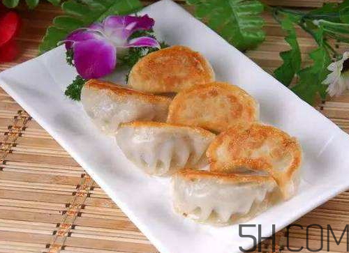 煎餃可以先蒸后煎嗎？煎餃?zhǔn)巧暹€是熟煎？