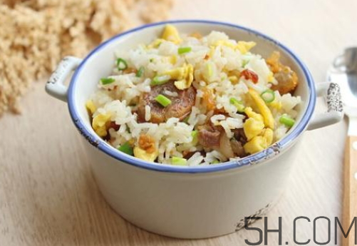 蛋炒飯可以放生抽嗎 蛋炒飯放生抽還是老抽？
