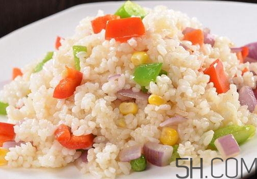 蛋炒飯為什么要用隔夜飯？蛋炒飯可以用熱飯嗎？