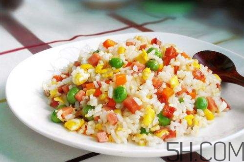蛋炒飯為什么要用隔夜飯？蛋炒飯可以用熱飯嗎？