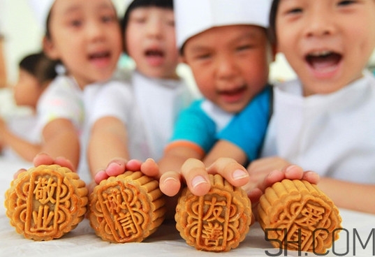 中秋吃月餅從什么時候流傳下來的？小龍蝦月餅?zāi)睦锟梢再I到