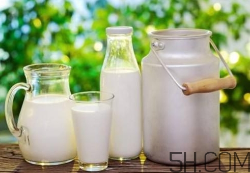 早上喝牛奶豐胸嗎？早上喝牛奶會(huì)胖嗎？