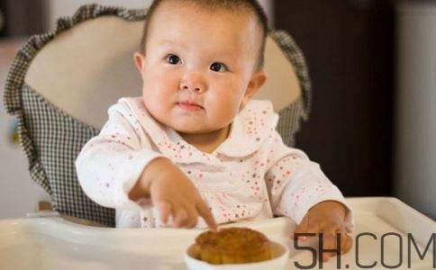 寶寶多大可以吃月餅？寶寶吃月餅會上火嗎？
