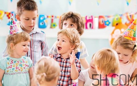 寶寶上幼兒園需要準(zhǔn)備什么？寶寶上幼兒園哭鬧怎么應(yīng)對？