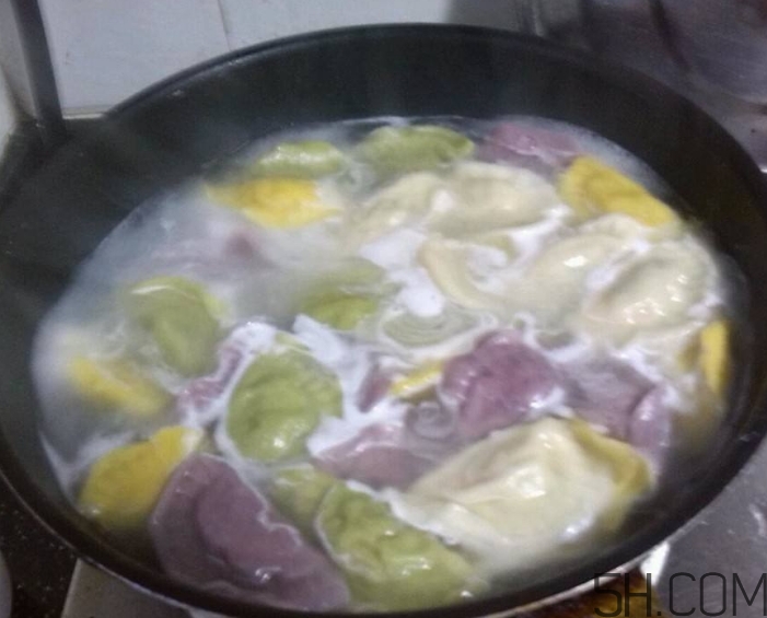 煮餃子用冷水還是熱水？煮餃子用大火還是小火？
