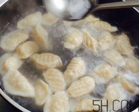煮餃子用冷水還是熱水？煮餃子用大火還是小火？