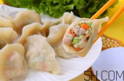 煮餃子用冷水還是熱水？煮餃子用大火還是小火？
