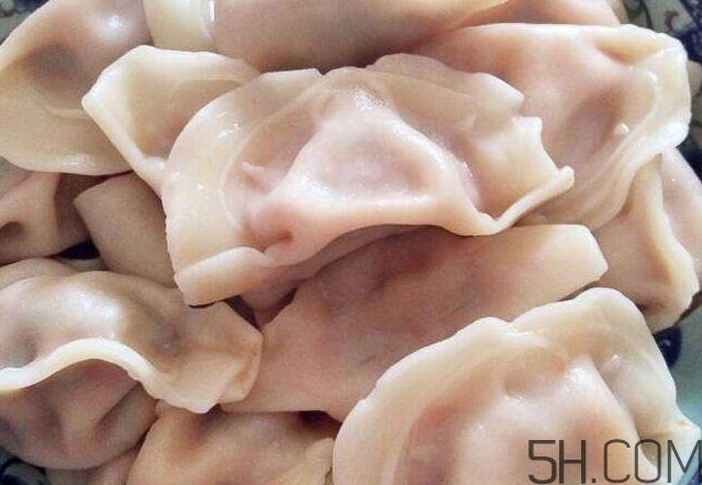 煮餃子用冷水還是熱水？煮餃子用大火還是小火？