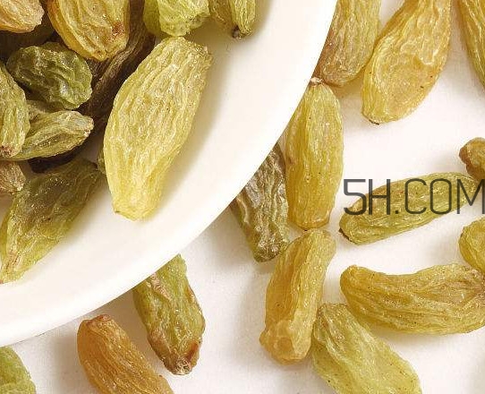 新疆葡萄干多少錢(qián)一斤？葡萄干泡水功效與作用