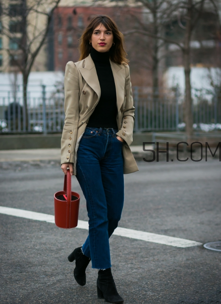 紅色包包配什么顏色衣服？紅色包包怎么搭配？