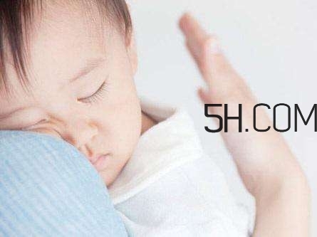 抱著寶寶睡覺到底好不好？如何糾正抱著寶寶睡覺？