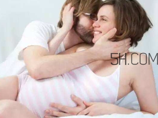 孕晚期同房有助于生產(chǎn)嗎？孕晚期同房對(duì)胎兒有影響嗎？