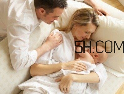 抱著寶寶睡覺到底好不好？如何糾正抱著寶寶睡覺？