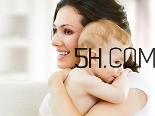 抱著寶寶睡覺到底好不好？如何糾正抱著寶寶睡覺？