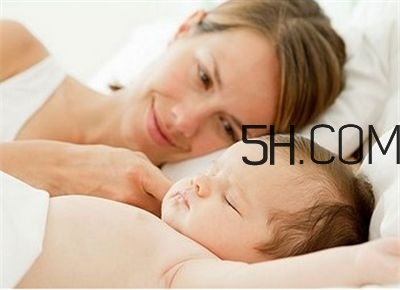 抱著寶寶睡覺到底好不好？如何糾正抱著寶寶睡覺？