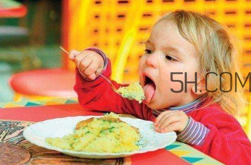 教會(huì)寶寶自己吃飯，你做到這些了嗎？