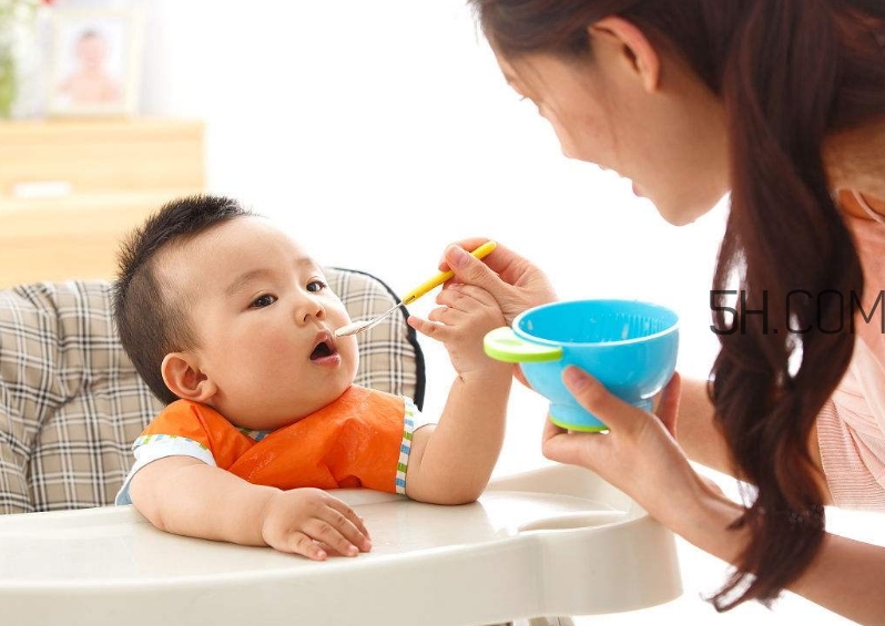 教會(huì)寶寶自己吃飯，你做到這些了嗎？