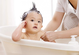 如何正確給寶寶洗澡？給寶寶洗澡水溫多少度？