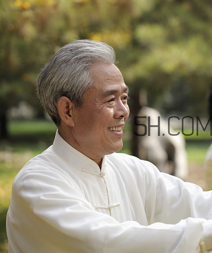 頸椎病能游泳嗎？頸椎病能引起胸疼嗎？