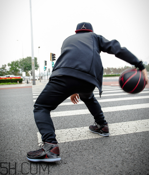 air jordan 32黑紅禁穿配色上腳效果怎么樣？