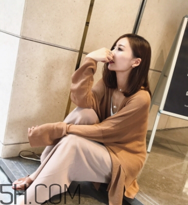 焦糖色風(fēng)衣配什么內(nèi)搭？焦糖色風(fēng)衣里面穿什么