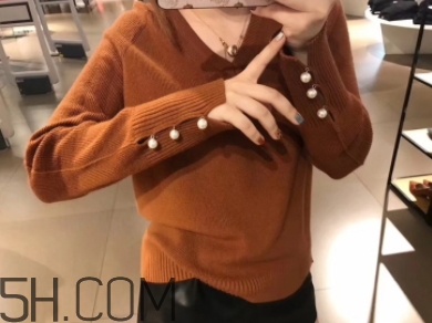 焦糖色毛衣配什么外套？焦糖色毛衣配什么顏色外套好看
