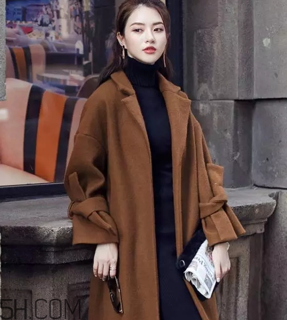 焦糖色大衣配什么顏色圍巾？焦糖色呢子配什么圍巾