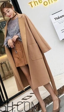 焦糖色風衣搭配什么鞋子？焦糖色風衣搭配什么襪子