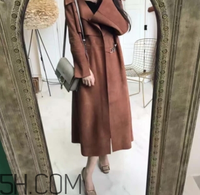 焦糖色風衣搭配什么鞋子？焦糖色風衣搭配什么襪子