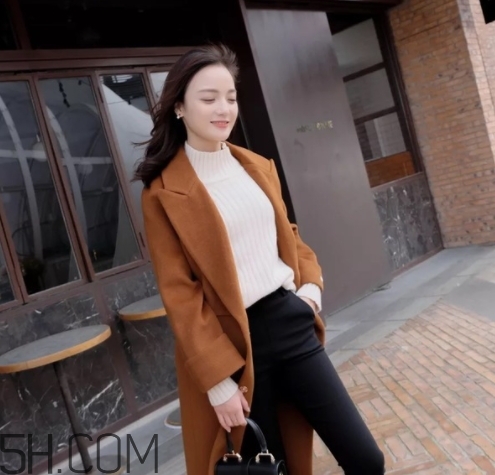 焦糖色風(fēng)衣配什么褲子？焦糖色風(fēng)衣搭配褲子顏色